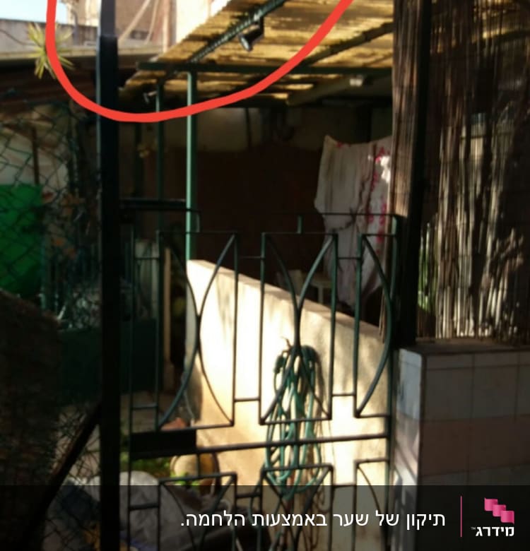 שער מתכת עם צינור תלוי על מסגרת